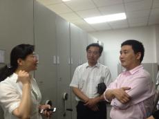南京完美平台官网登录集团组织参观河西开发建设指挥部档案室